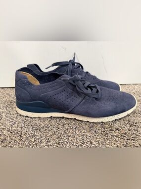UGG Women's Tye sneakers in Navy size 9.5 EUC